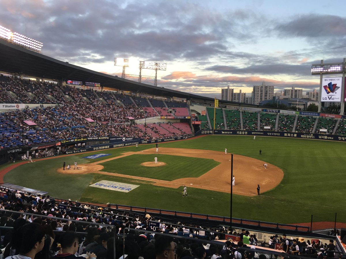 잠실야구장에서 열린 KBO 프로야구 경기 실제 사진